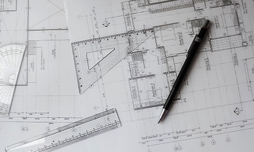 Detalles de planos y herramientas de medición utilizadas en los servicios de ingeniería para el diseño y ejecución de proyectos técnicos.