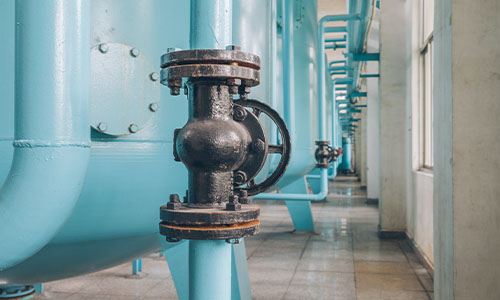 Sistema de tuberías hidráulicas en una planta de tratamiento de agua, destacando soluciones integrales en ingeniería hidráulica y ambiental.