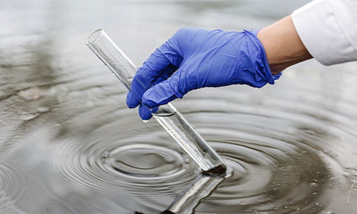 Análisis del agua en laboratorio, un servicio esencial dentro de los servicios de ingeniería hidráulica y ambiental para el tratamiento del agua.