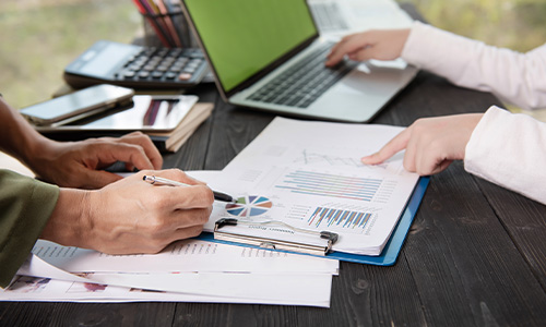 Análisis de datos y gráficos en informes, fundamental en los estudios ambientales para evaluar impactos y generar estrategias de mitigación.