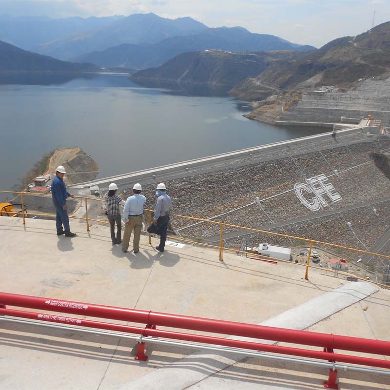 Profesionales en Ingeniería Hidráulica y Ambiental supervisando el desarrollo de un proyecto de infraestructura hidráulica en una represa.